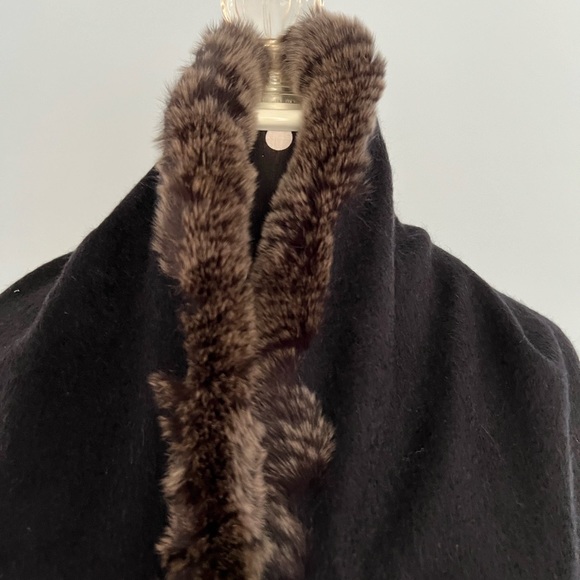 NWOT 100% cashmere and real fur shawl wrap - Picture 4 of 13